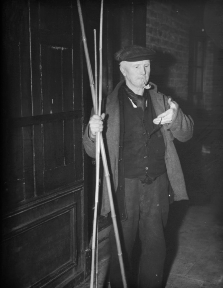 Gradski oglašivač, pokretač sata, postavljač čunjeva: Davno zaboravljena zanimanja koja su nekada bila potpuno normalna