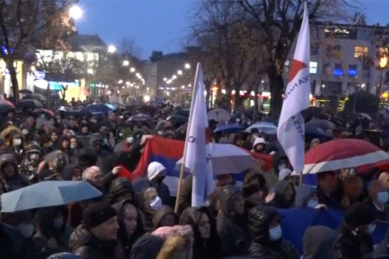 Hiljade ljudi se okupilo u Šapcu: Stop blokadi puteva i puštanju batinaša na slobodu (FOTO)