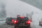 Prvi sneg izazvao kolaps u saobraćaju: Kolona vozila stoji ispred tunela na Zlatiboru (VIDEO)