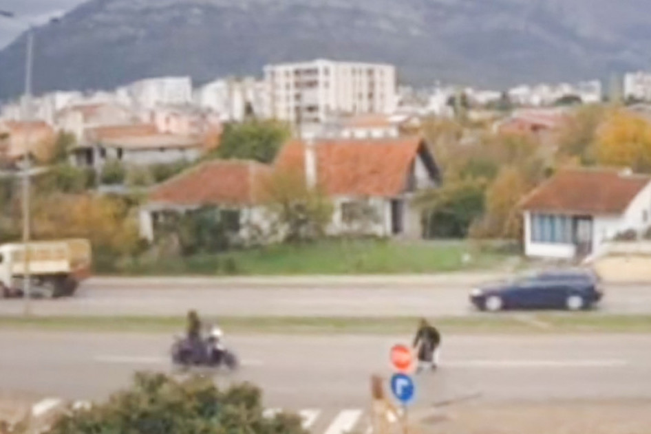 Uznemirujući snimak! Majku Vladimira Leposavića udario motociklista, hitno prevezana u bolnicu (VIDEO)