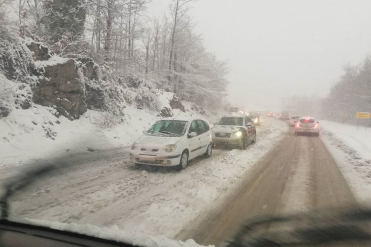 Sneg okovao zapadnu Srbiju! Pokrivač na Zlatiboru 30 centimetara, nema struje u Lučanima i Ivanjici (FOTO/ VIDEO)