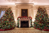 U Beloj kući zasijalo 10.000 ukrasa: Dekoracija je kao iz bajke, okićena je 41 jelka, a evo kome je posvećena kućica od medenjaka (FOTO)