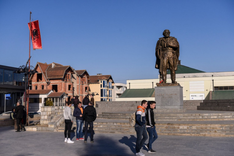 Malo je reći skandalozno: Albanci u Kumanovu dižu spomenik pripadnicima OVK! (FOTO)
