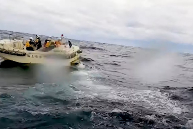 Preživeo 22 sata na otvorenom moru usred jake oluje: Spasavali ga dok su šibali vetrovi (VIDEO)