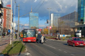 Sudar na Novom Beogradu: Čuknuli se autobus i "smart", povređenih nema (FOTO)