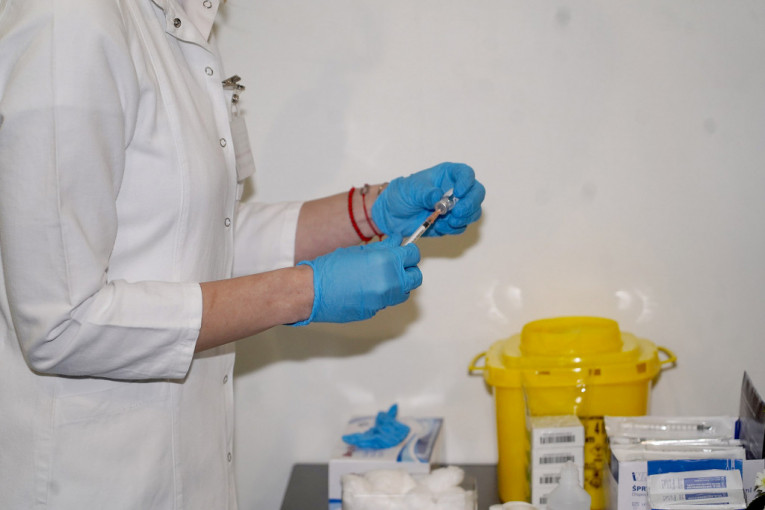 "Astra Zeneka" i Oksford rade na vakcini protiv omikron soja: Preduzeti prvi koraci u proizvodnji modifikovanog cepiva