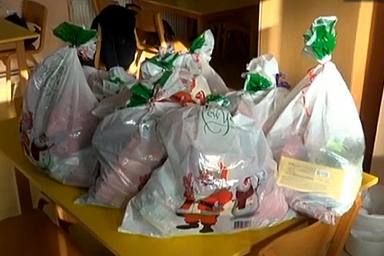 24SEDAM PANČEVO Održan novogodišnji bazar, više stotina mališana dobilo paketiće