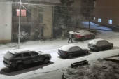 Sneg u Novoj Varoši napravio kolaps: Bahati vozači parkirali automobile na ulici, mašine nisu mogle da očiste put