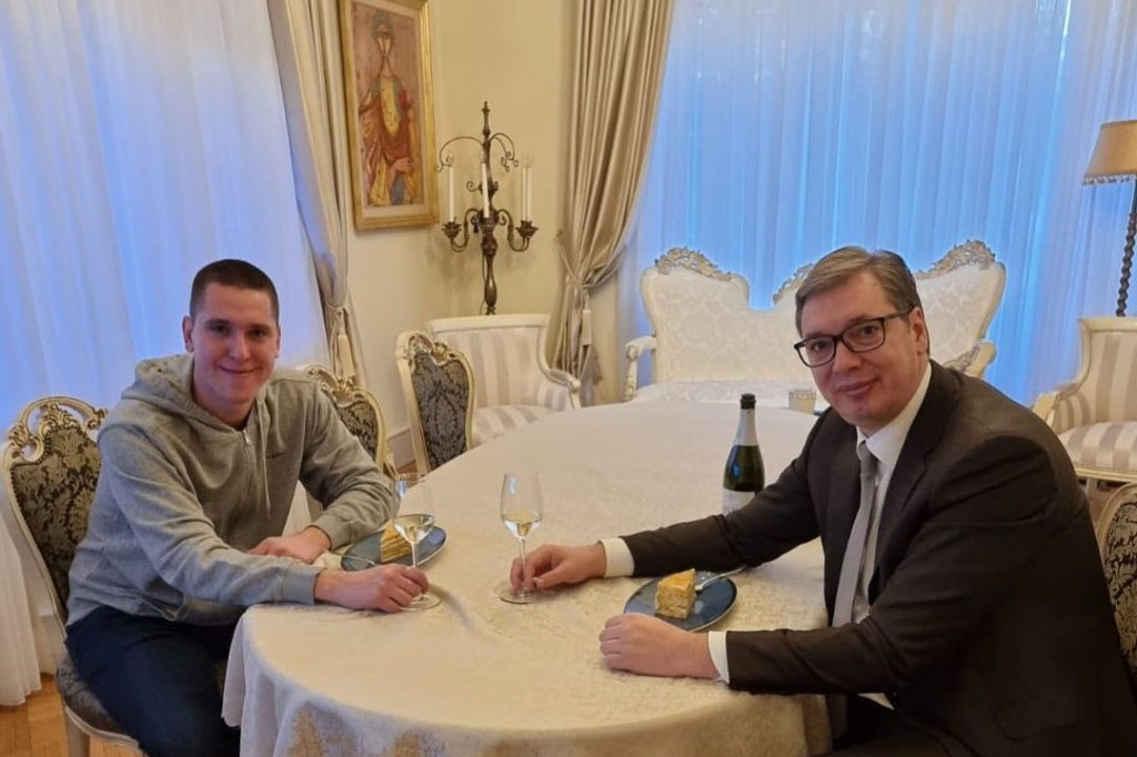 Vučić objavio fotografiju sa sinom: "Danas je rođendan mom prvencu, za sve koji su ga napadali spremili smo tortu"(FOTO)