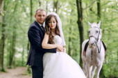 Unajmila mladoženju, venčanicu i konja! Lažirala svoje venčanje da vrati bivšeg (FOTO)