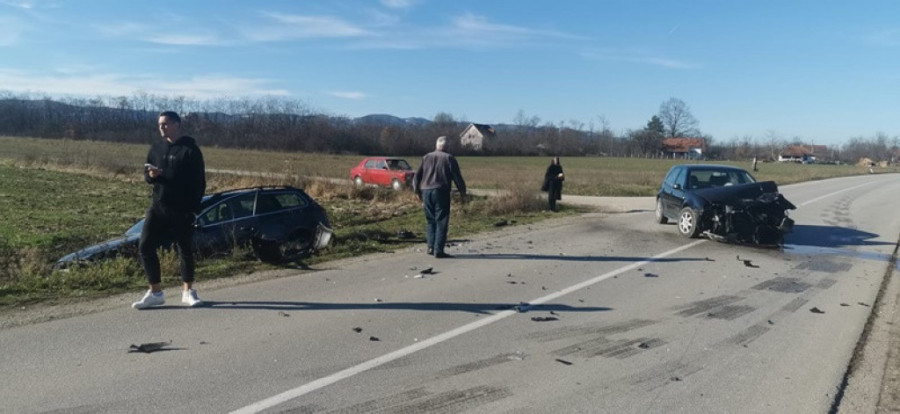 Težak udes kod Kraljeva: Od siline udara automobil sleteo sa puta (FOTO)