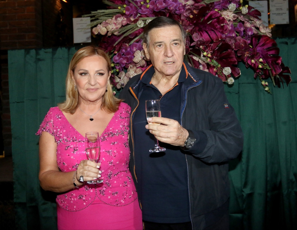 Žao mi je kada je vidim ubledelu: Komšije otkrile da Bekuta nakon Mrkine smrti iznosi džakove iz stana