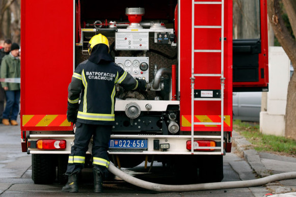 Požar na parkingu kod Topole: Putničko vozilo u plamenu, vatrogasne ekipe brzo reagovale