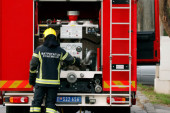 Požar na parkingu kod Topole: Putničko vozilo u plamenu, vatrogasne ekipe brzo reagovale