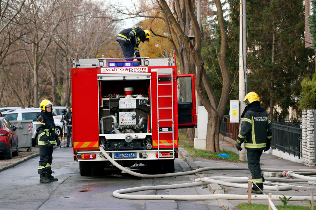 Ko se to šali sa vatrogascima? Pet vatrogasnih vozila ispred Uprave za trezor - ispostavilo se da je lažna dojava? (FOTO)