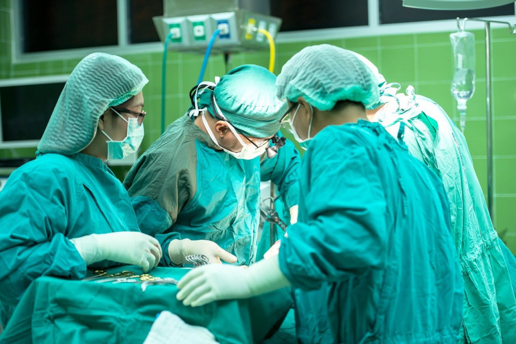 Ovo je dosad neviđena hibridna procedura u Srbiji! Hirurzi pacijentu uporedo uradili dve operacije na "Dedinju"