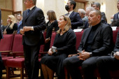 Ana Bekuta neutešna na komemoraciji Milutinu Mrkonjiću, sedi u prvom redu sa sinom i unucima (VIDEO)