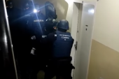 Interventna razvalila vrata i pohapsila klince: Troje "palo" zbog droge u akciji na Zvezdari (VIDEO)