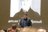 Divac plakao na komemoraciji Mrkonjiću, pucao mu glas:  Pomogao nam je da usvojimo ćerku