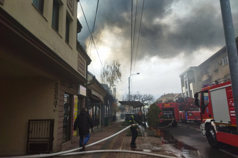 Požar u Obrenovcu: Gori kineska robna kuća, vatrogasci na terenu (VIDEO)
