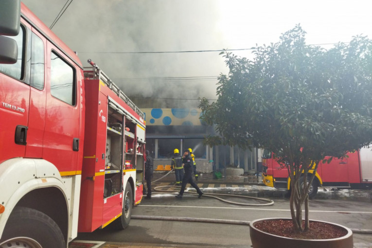 Oglasio se MUP povodom požara u Obrenovcu: U toku pretraga tržnog centra!