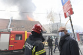 Detonacije u zapaljenom tržnom centru u Obrenovcu: Dva vatrogasca na kiseoniku!