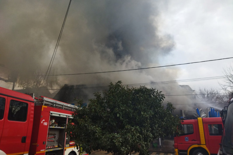 Jedna osoba povređena u požaru u Obrenovcu: Goreo restoran!