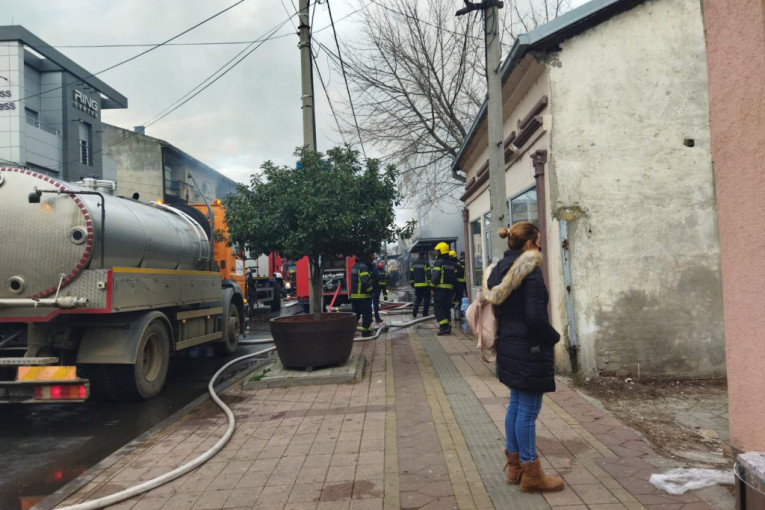 Radnica za 24sedam o drami u Obrenovcu: Čula sam sirene i istrčala iz radnje - tada sam ugledala buktinju! (FOTO)