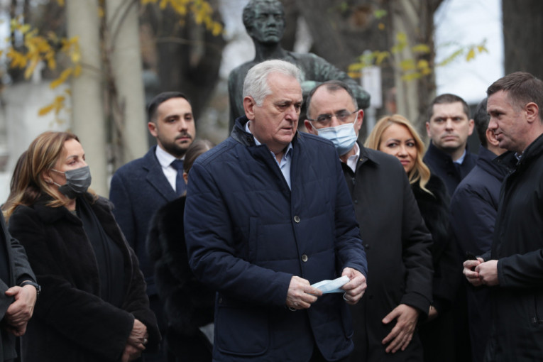 Toma Nikolić posle dužeg vremena u javnosti, došao na sahranu Mrkonjiću: Bivši predsednik Srbije osedeo preko noći (FOTO/VIDEO)