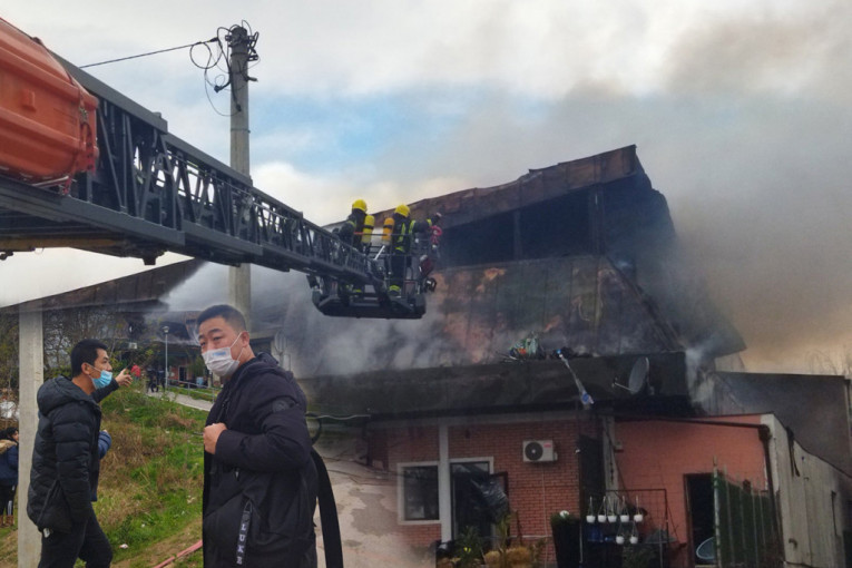 Još se traga za nestalima u Obrenovcu: Vatrogasci otkrivaju krov da bi došli do žarišta! (FOTO/VIDEO)