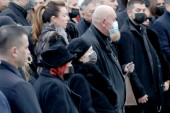 Supruga Daša na sahrani Milutina Mrkonjića (FOTO/VIDEO)