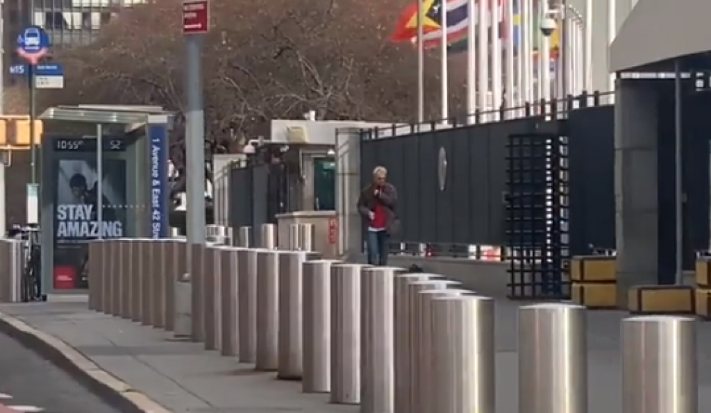 Dramatično na ulicama Njujorka: Policija opkolila naoružanog muškarca ispred sedišta UN (FOTO/VIDEO)