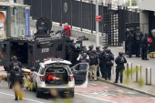 Dramatično na ulicama Njujorka: Policija opkolila naoružanog muškarca ispred sedišta UN (FOTO/VIDEO)