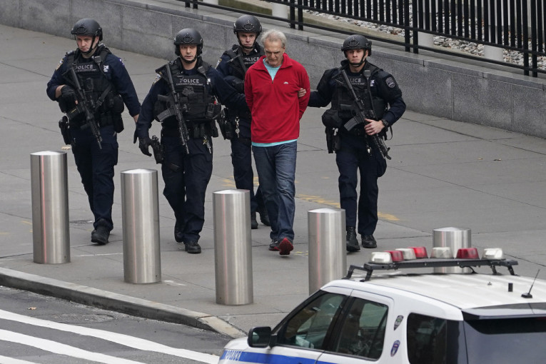 Nakon tročasovne agonije, uhapšen naoružani muškarac: Pojavio se sa sačmaricom ispred Ujedinjenih nacija (FOTO/VIDEO)
