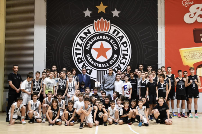 Partizanov Izraelac sa ambasadorom na došao trening pionira i oduševio klince