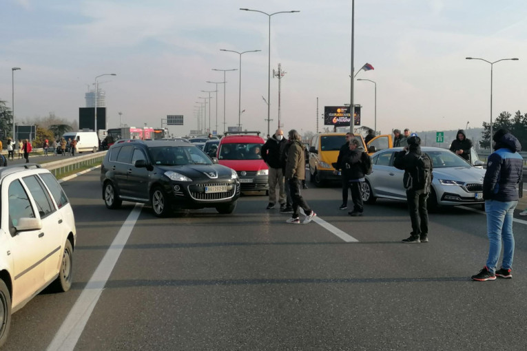 Lažni ekolozi maltretiraju čitave porodice: Demonstranti ne daju roditeljima sa decom da prođu ulicama Beograda (VIDEO)