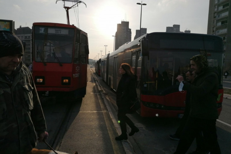 Kamenovan autobus u Železniku: Šačica demonstranta daje sebi za pravo da blokira prolaz