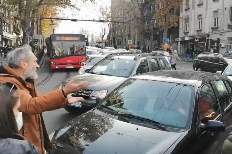 Incident na Slaviji: Obračun demonstranata sa ljudima koji su prisiljeni da zaustave automobile (VIDEO)