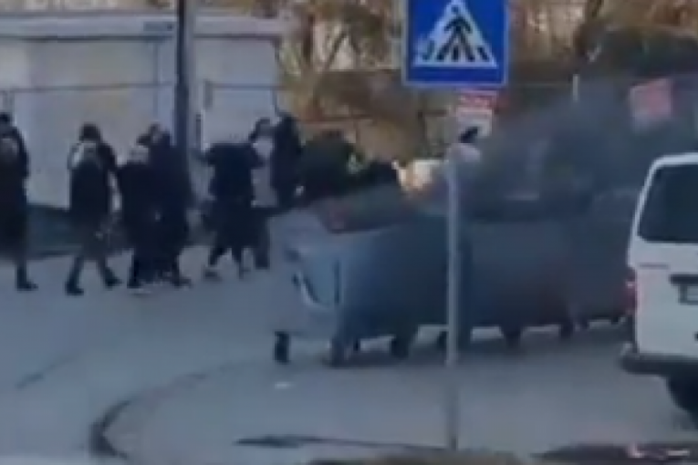 Totalni haos u Mladenovcu! "Ekolozi" zapalili kontejnere: "Valjda da vazduh bude čistiji"? (VIDEO)