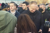 "Ono kada organizuješ demonstracije, a one koje si pozvao viču ti “bando” i “ua”: Dragan Đilas izviždan tokom blokade puteva (VIDEO)