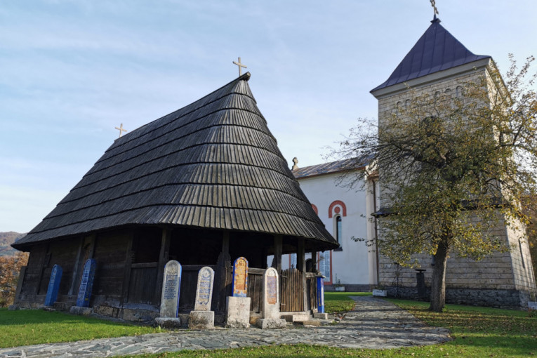 Crkva brvnara u Sečoj Reci jedinstvena u Srbiji: Kajputaši u porti kao sećanje na one koji se iz ratova nikada nisu vratili kućama (FOTO)