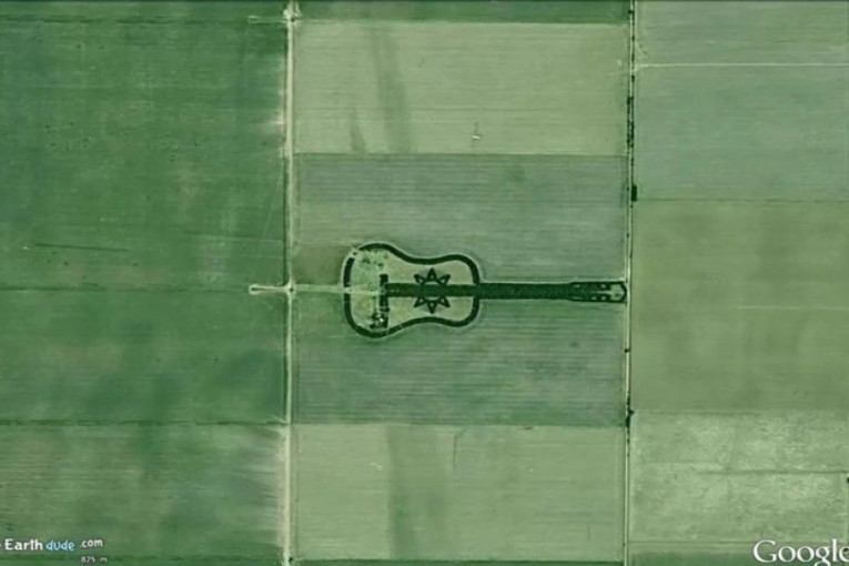 Muž slomljenog srca zasadio ogromno polje u obliku gitare za svoju pokojnu ženu