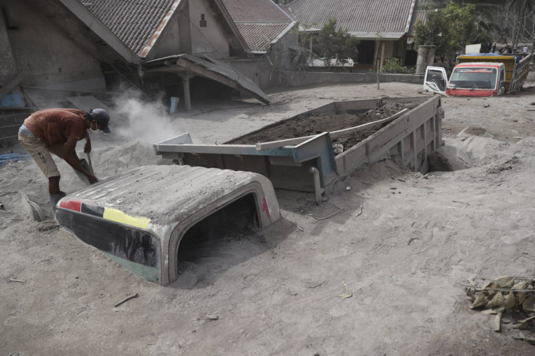 Podivljali vulkan na Semeru ubio 13 osoba! Ima i zarobljenih (VIDEO)