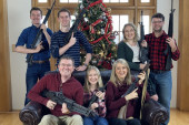 "Deda mraze donesi municiju!" Skandal trese SAD: Kongresmen i familija poziraju sa oružjem nekoliko dana posle masakra u školi! (FOTO)
