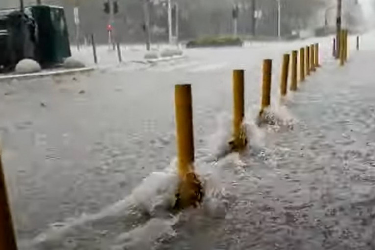 Snažno nevreme pogodilo Split: Ulice poplavljene, neki putevi zatvoreni (VIDEO)