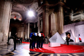 Kovčeg sa šakom zemlje: Veličanstvena ceremonija u čast Žozefini Beker u Parizu (FOTO)