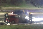 Požar na parkingu u Novom Sadu: Vatra progutala automobil u nekoliko minuta! (FOTO)