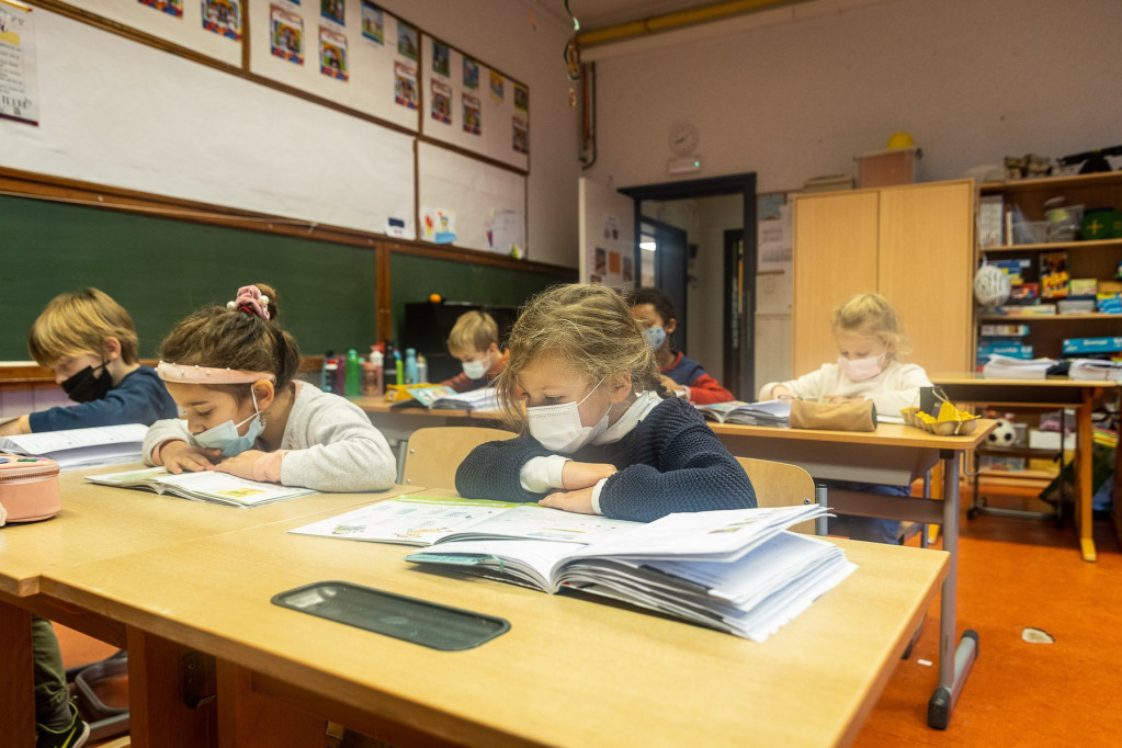 Deca su najmanje zaštićena od omikrona! Pedijatri Srbije upozoravaju: Odložiti povratak u škole