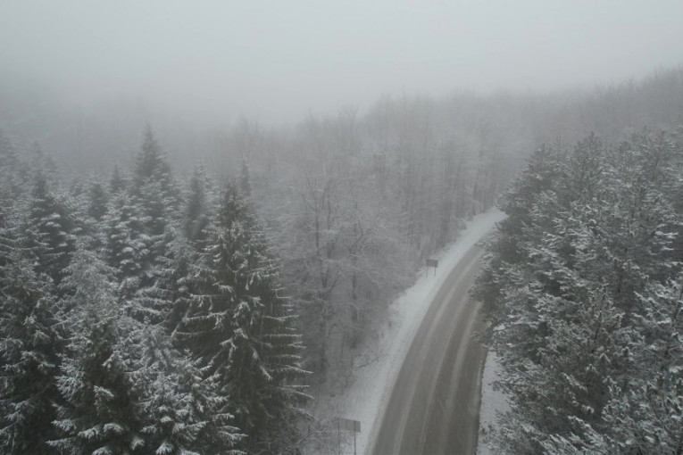 Zima stisla sa svih strana: Sneg veje na Divčibarama, formiran beli pokrivač oko 30 centimetara (FOTO)