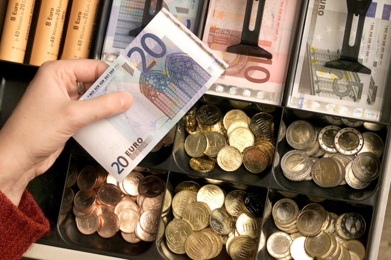 Prsa u prsa: Evro se povratio na jedan dolar, ali crno mu se piše